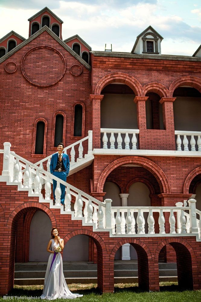 欧式建筑前拍婚纱照的情侣图片