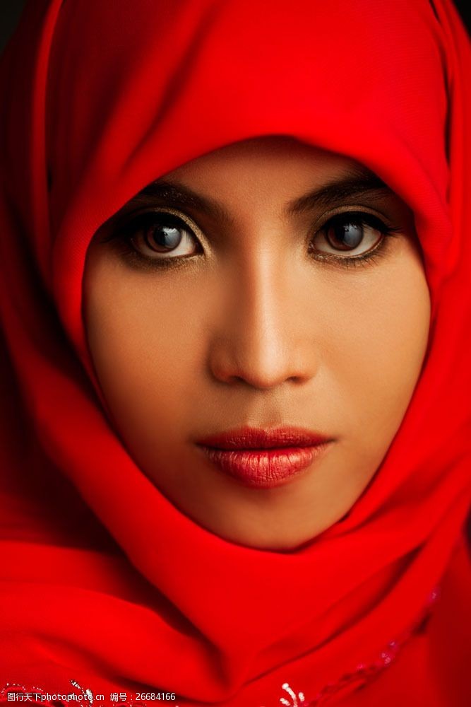 披着红头巾的女人图片