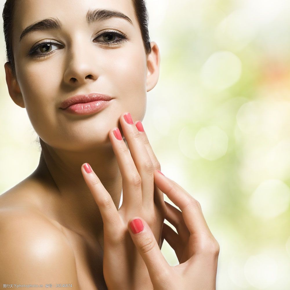 肌肤护理的外国美女图片