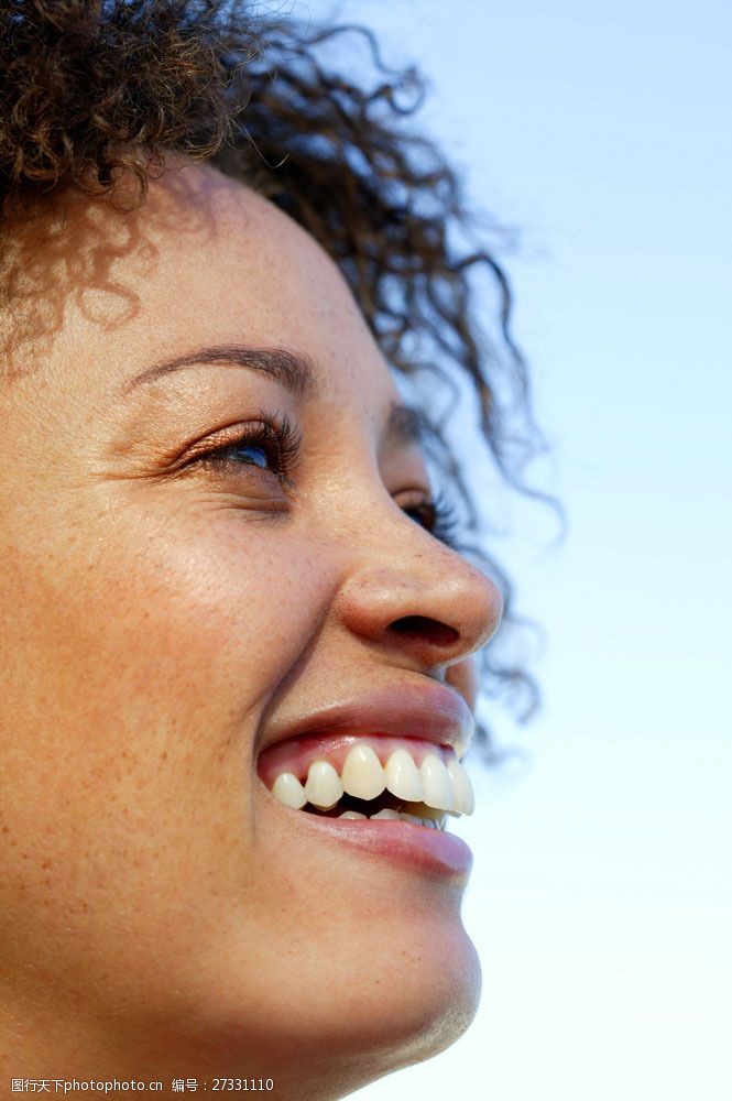 仰头微笑的黑人女性图片