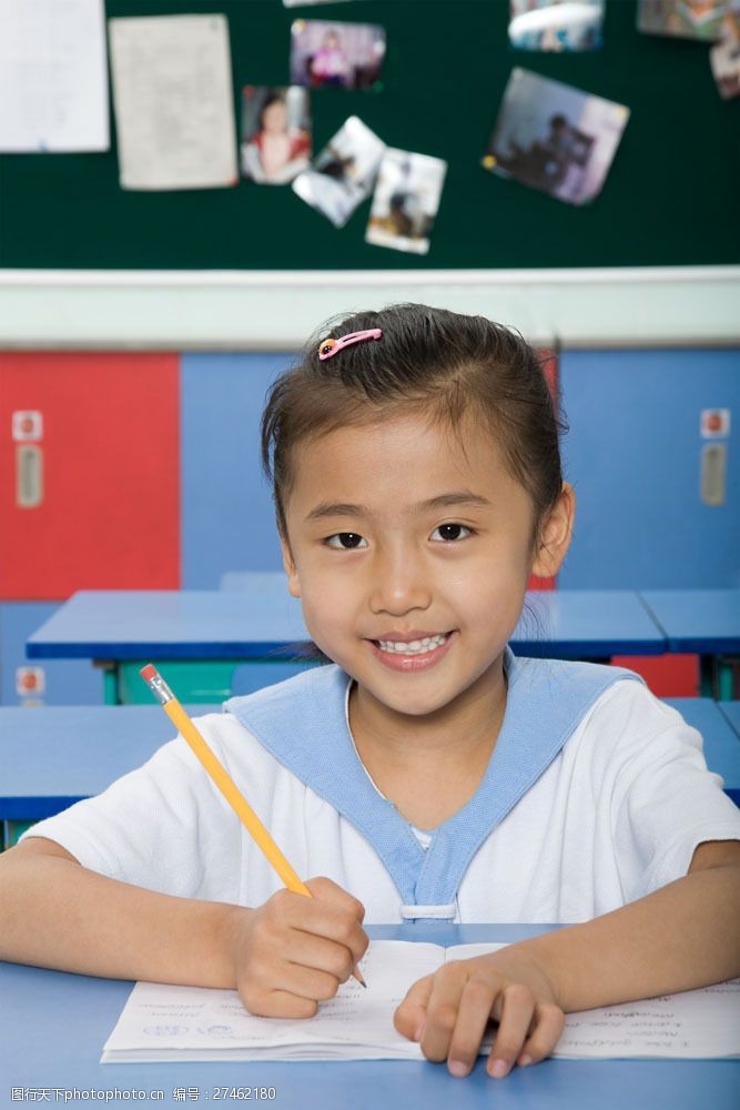 在写字的漂亮小女生图片