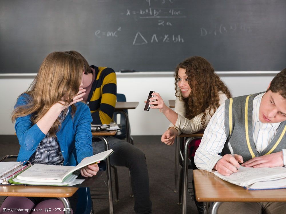 人物 关键词:教室看手机的的外国学生图片素材 友谊 四个人 女性 学习