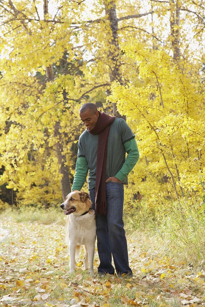遛狗的黑人图片