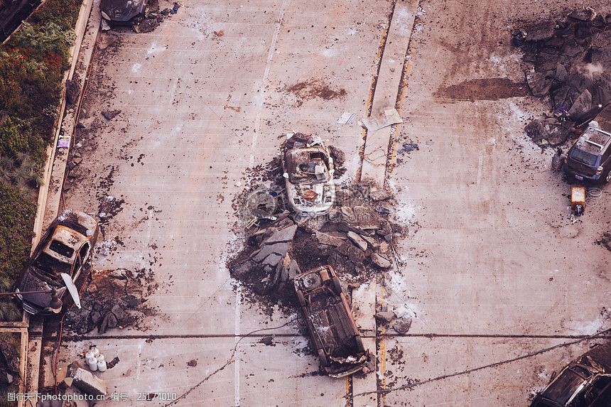 马路上车毁人亡