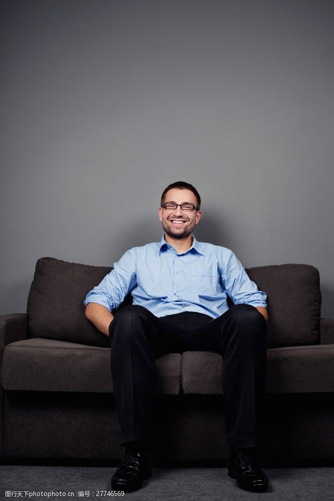 坐在沙发上的商务男士图片