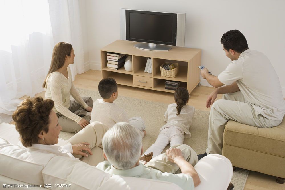家庭观看电视图片图片