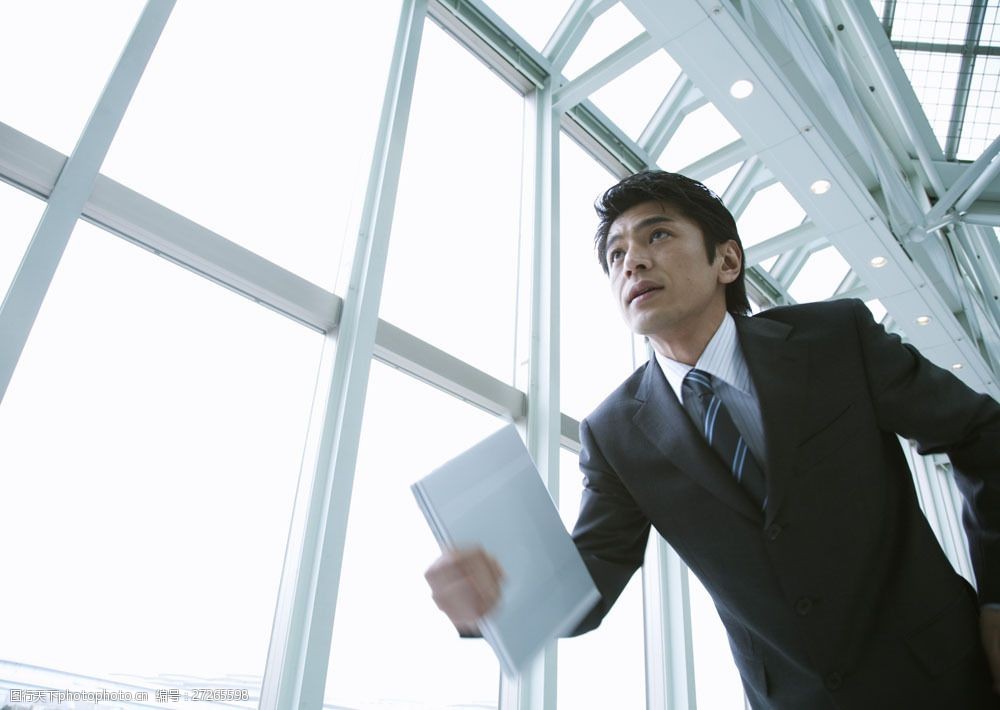 拿着资料赶时间的商务男人图片