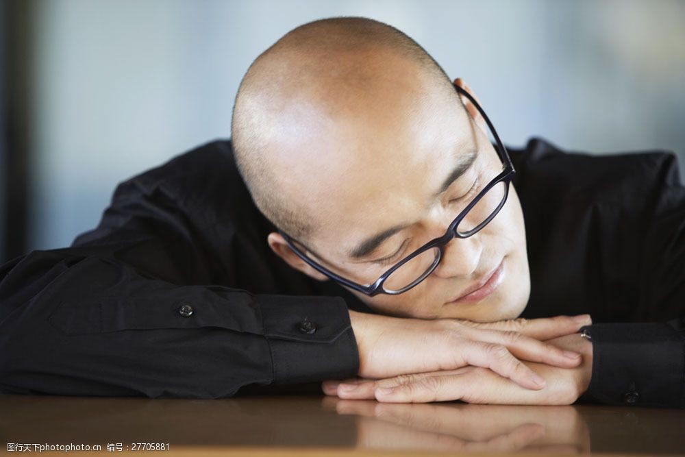 趴着睡觉的商务男性图片