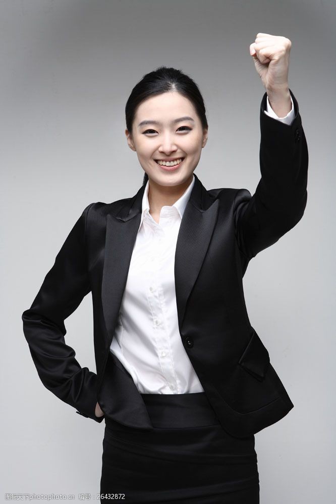 白领 成功女人 职业装 西装衬衫 叉腰 微笑 握紧拳头 加油 努力 手势