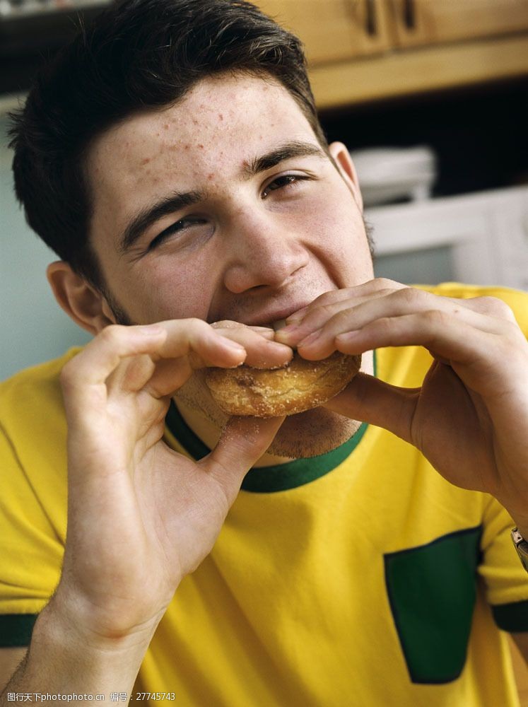 吃点心的青年男人图片