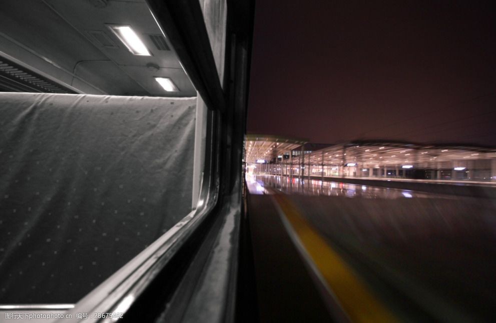 关键词:进站的列车 铁路 火车 列车 夜景 站台 摄影 建筑园林 建筑