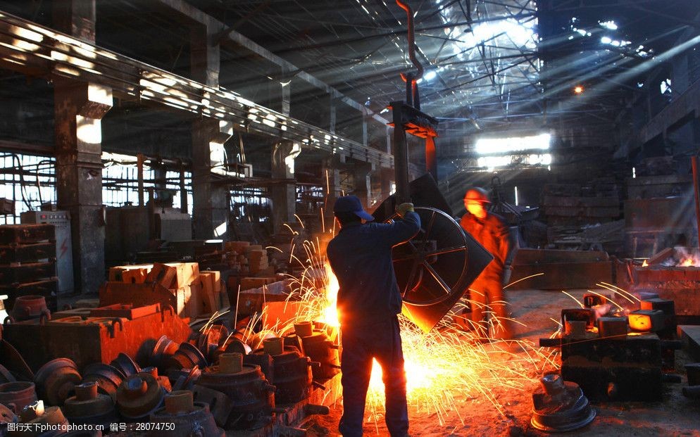 铸造车间 生产 工人 光线 光束 钢花四溅 老工业基地 工业生产 现代