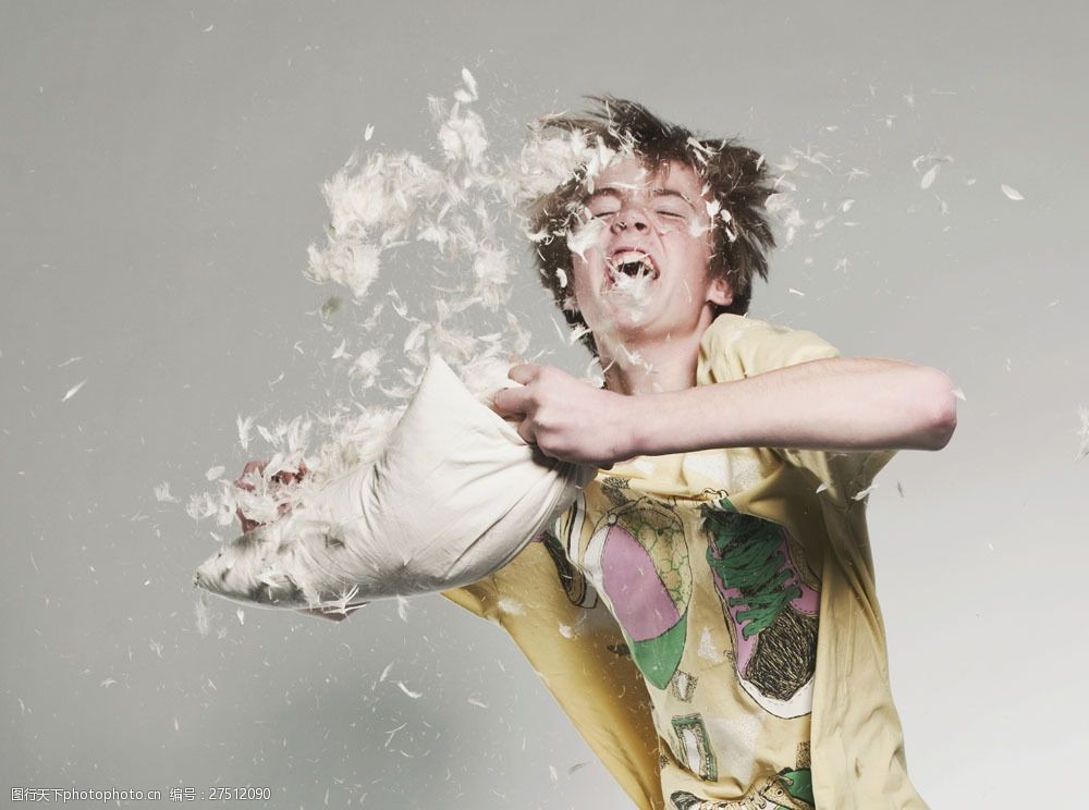 撕扯枕头尖叫的外国男孩图片