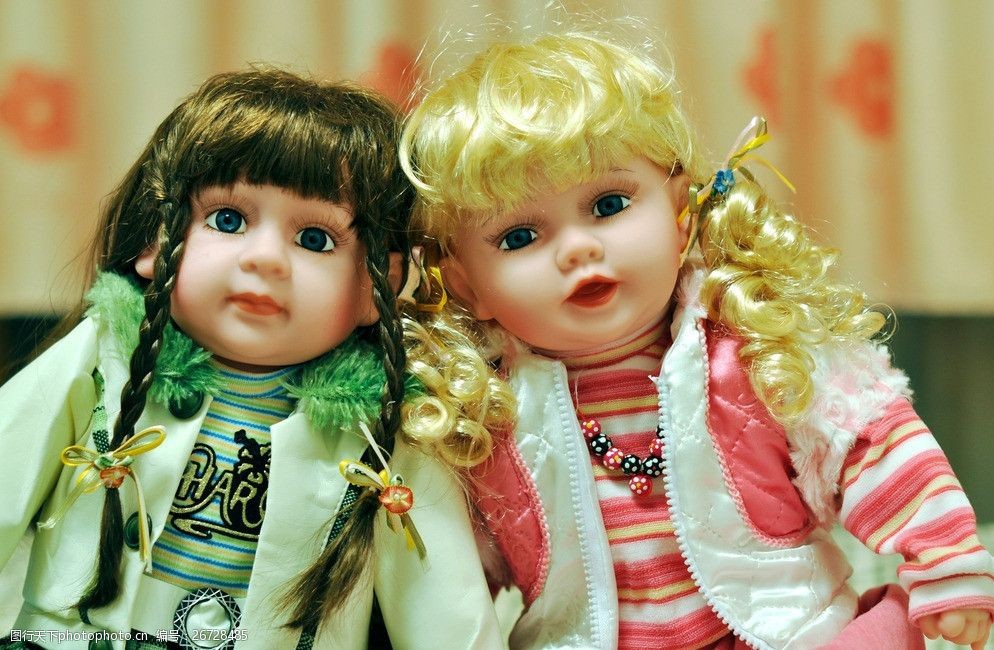 一对洋娃娃图片