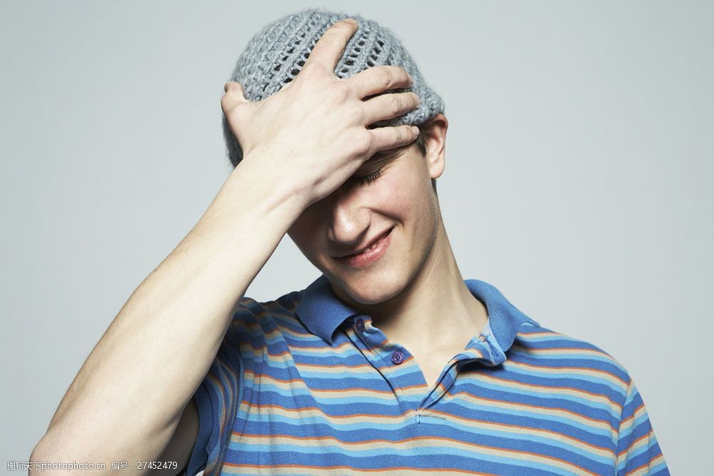 抱头的男人摄影图片