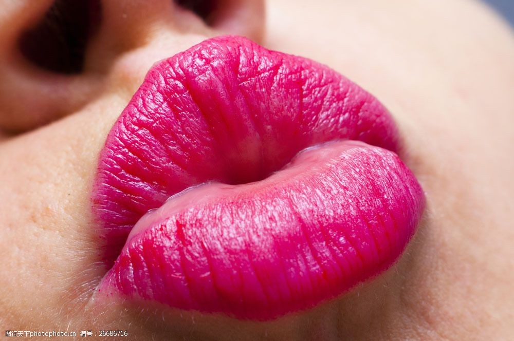 嘟起的红唇图片