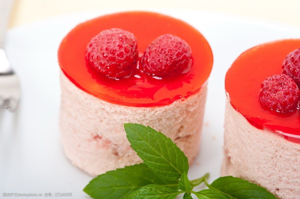 红色果酱奶油蛋糕图片