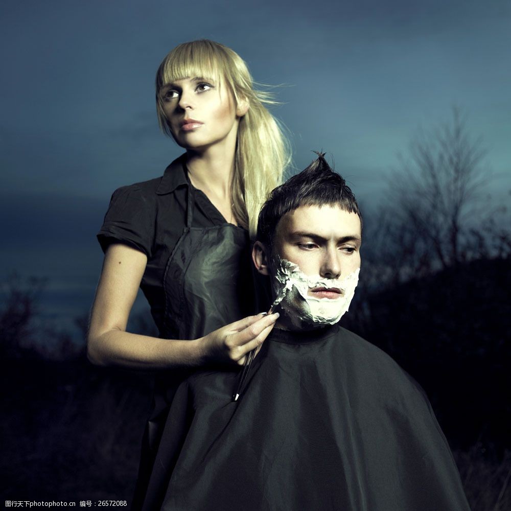 手 拿着 刮胡子 女人给男人刮胡子 美发 发型 头型 造型 理发 理发师