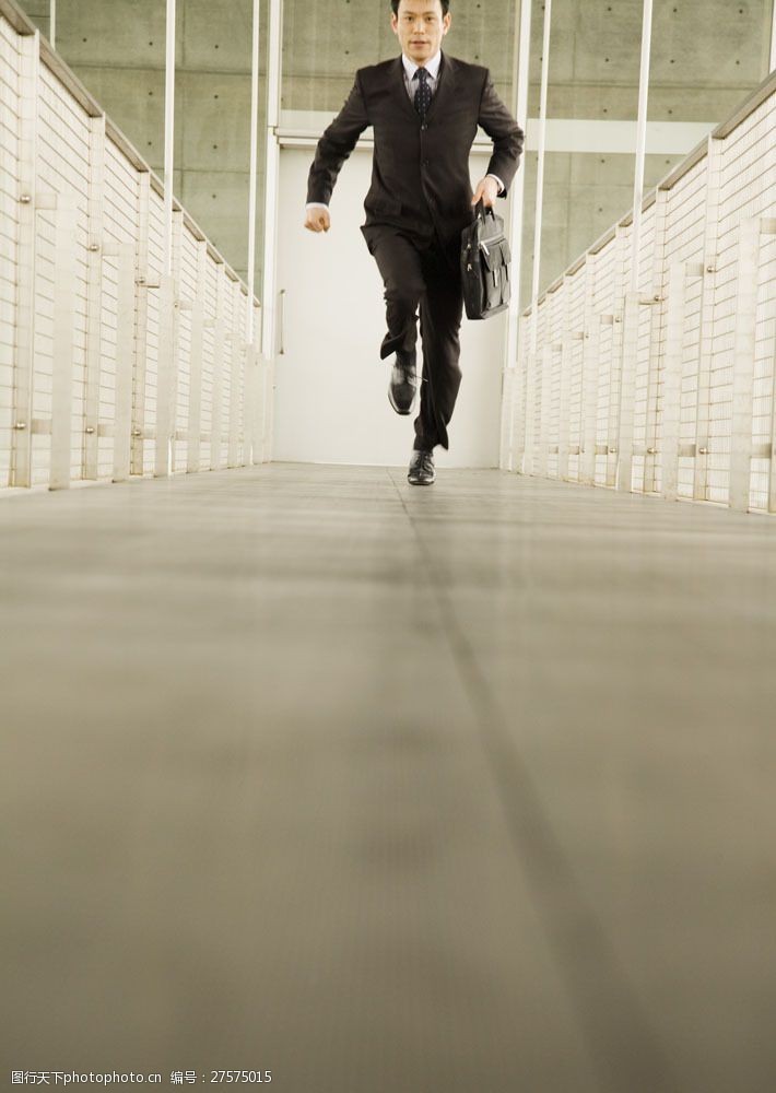 赶时间的商务男人图片
