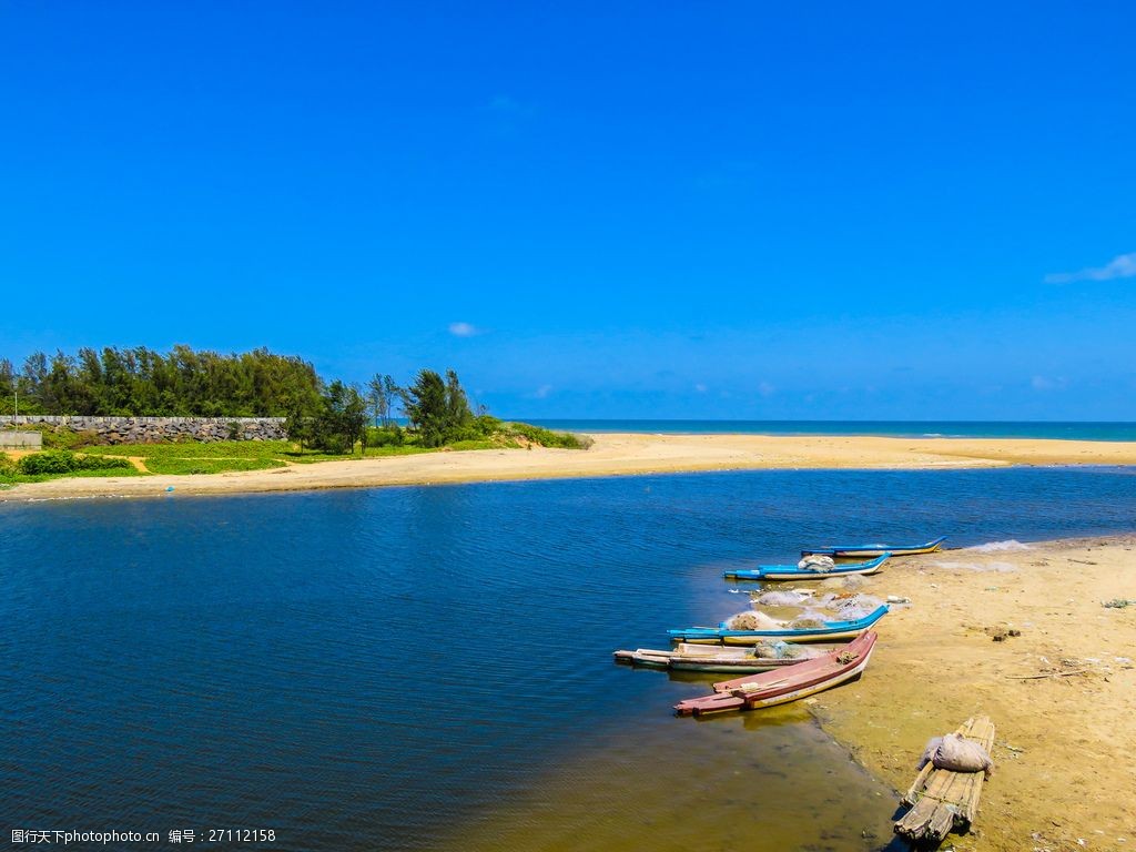 關鍵詞:唯美海邊小船風景圖片素材下載 沙灘 小船 藍天 河邊 大海