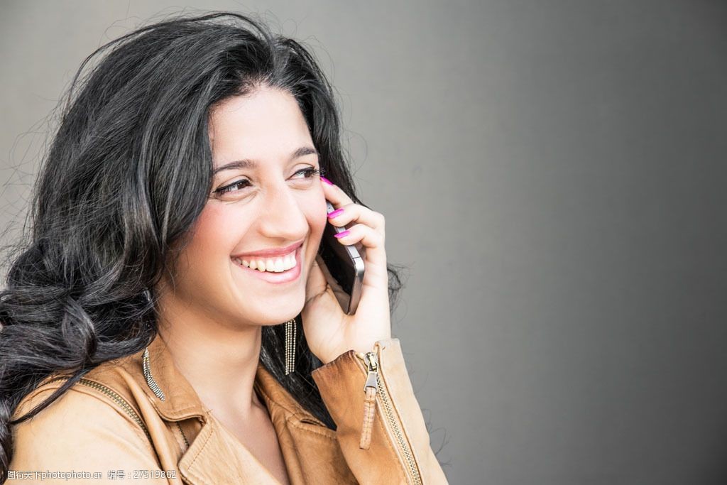 打电话的美女图片