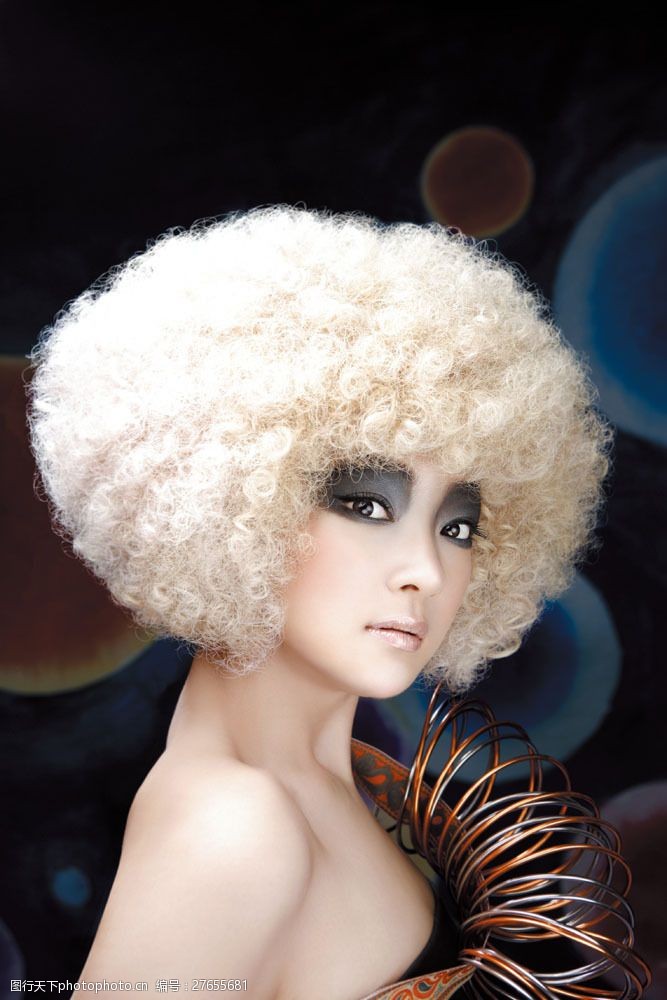 戴着爆炸卷发头套的性感模特图片素材 爆炸头 发型造型 美发人物 烟熏