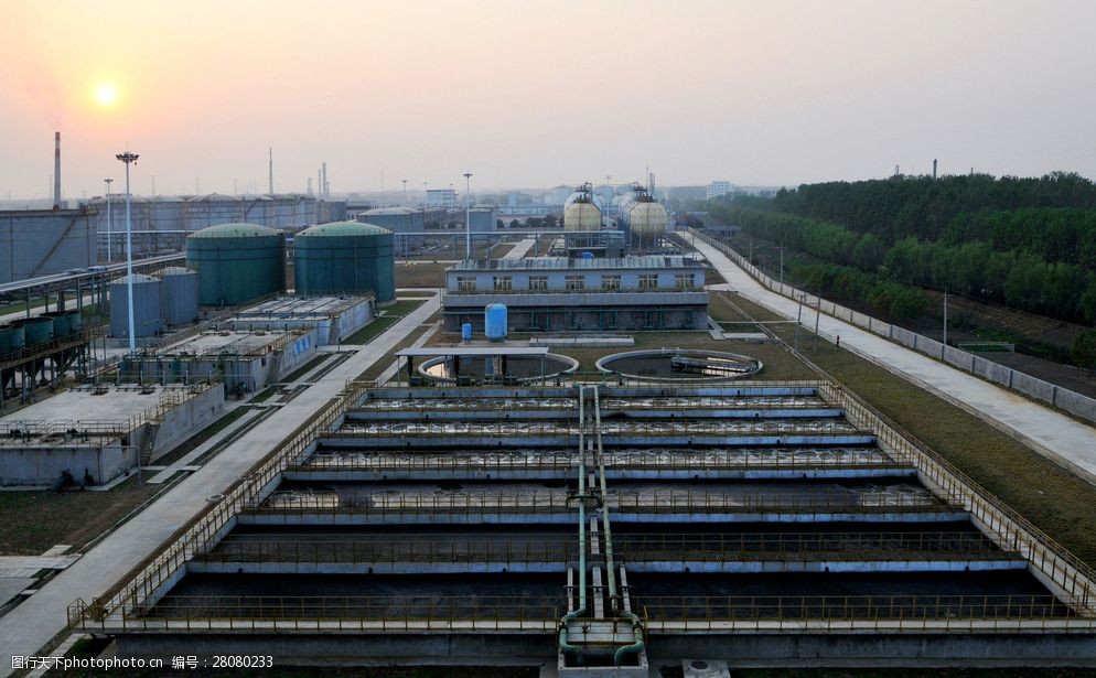 夕阳下的污水处理厂图片