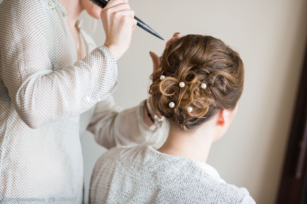 做头发的时尚美女图片