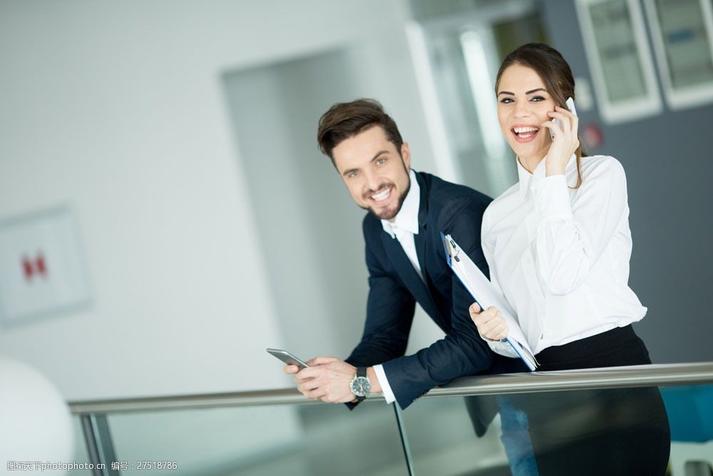 打电话开心的商务团队图片