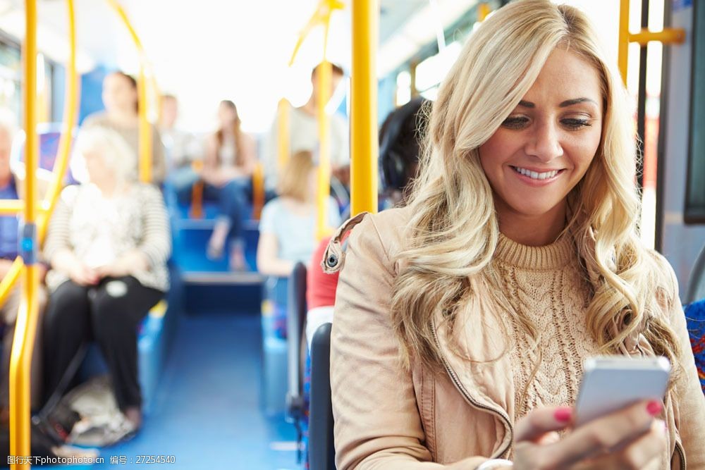 公交车上打手机的美女图片