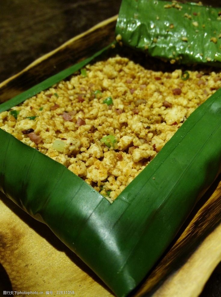 云南菜蕉叶包烧石屏豆腐